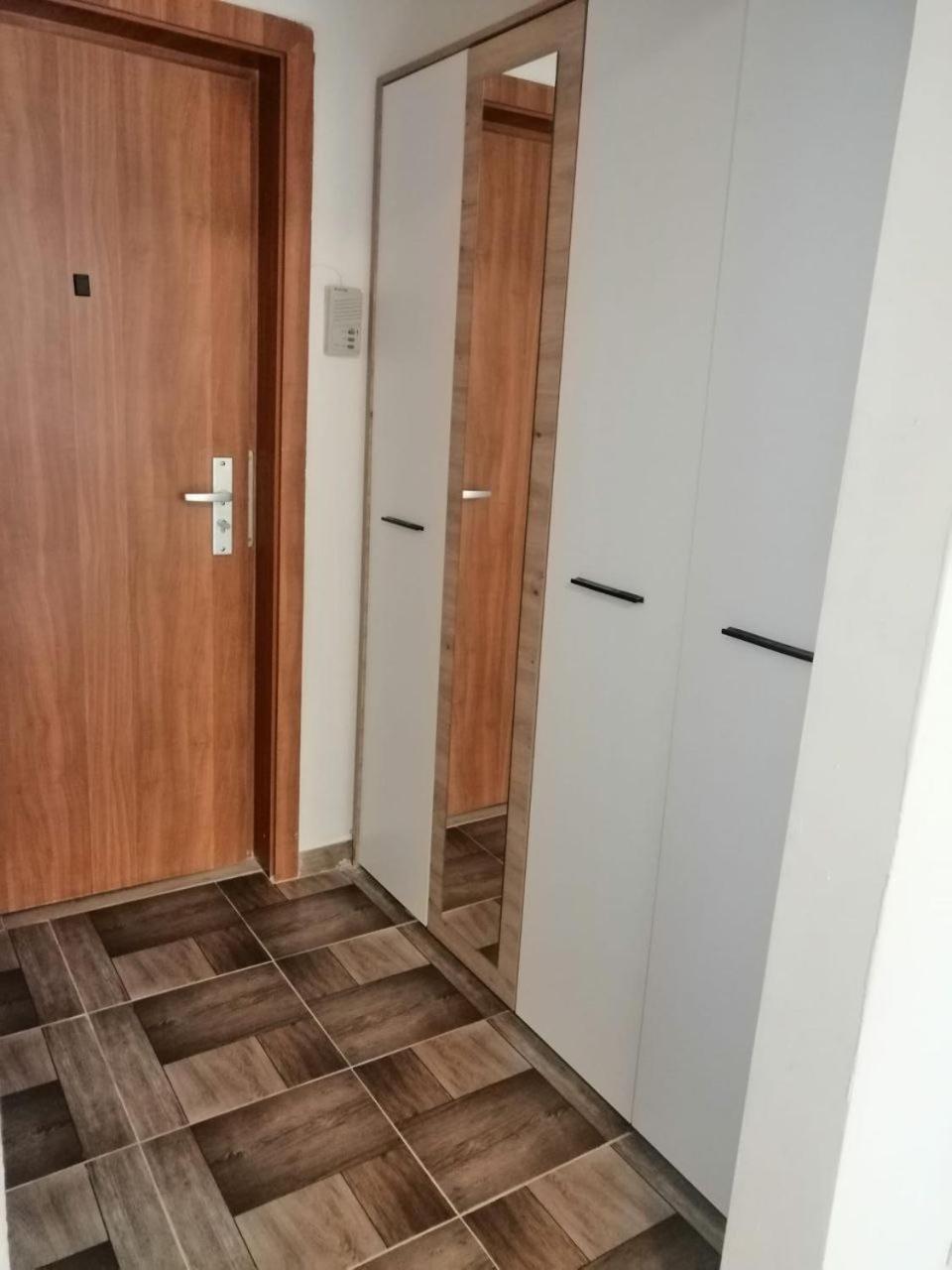 Cozy Apartment In The Heart Of The City Hunedoara Exterior foto