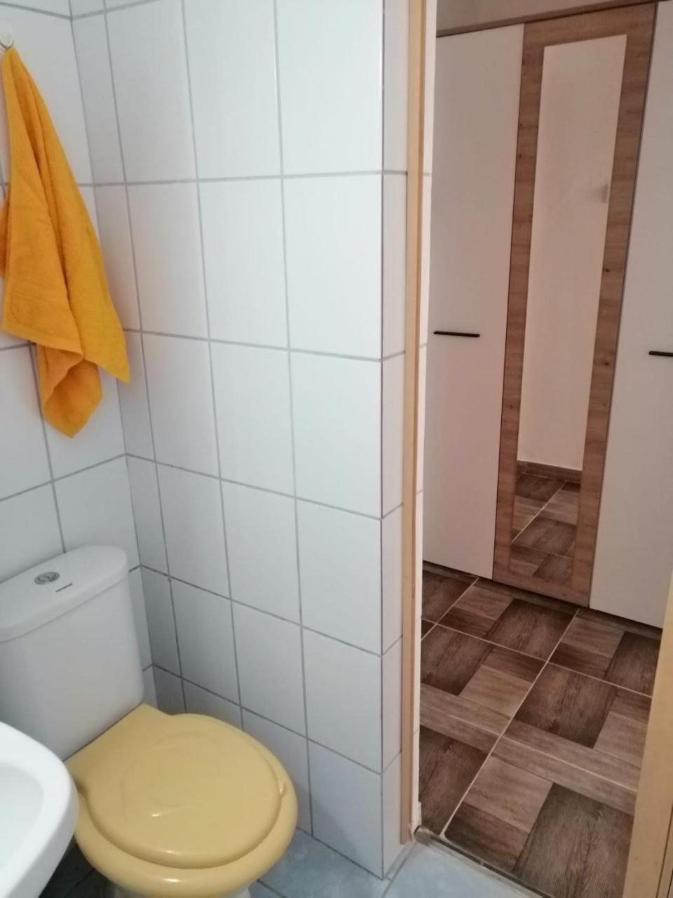 Cozy Apartment In The Heart Of The City Hunedoara Exterior foto